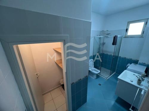 La petite salle de bains est pourvue d'un lavabo et de toilettes. dans l'établissement Oceanfront Oasis 770, à Durrës