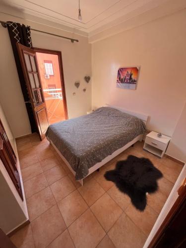 1 dormitorio con cama, ventana y puerta en Superbe appartement au porte de gueliz, en Marrakech
