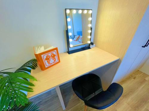 a desk with a mirror and a chair in a room at 光嶼海溫泉海景無邊際泳池豪華套房 in Hsin-hsing