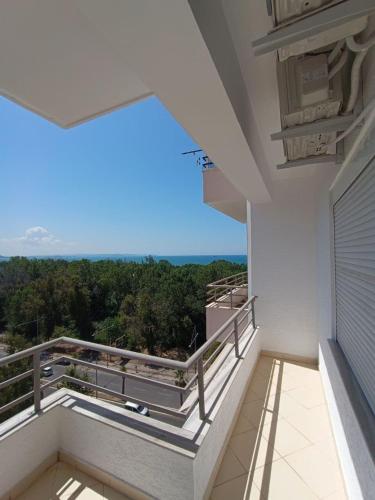 einen Balkon eines Gebäudes mit Blick auf die Bäume in der Unterkunft 801 Vibes in Durrës