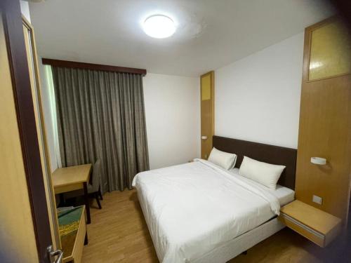 Postel nebo postele na pokoji v ubytování Bay Resort by Imperial Suites Miri , Diamond Tower