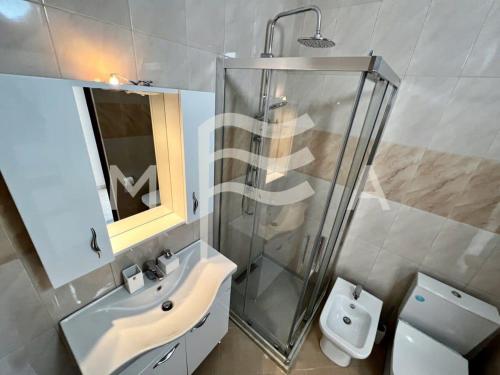 y baño con ducha, lavabo y aseo. en SEAVIEW apartment 616, en Durrës