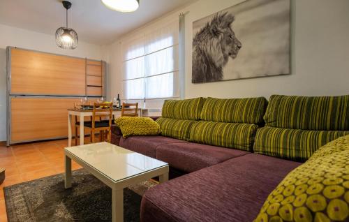 una sala de estar con un sofá y una mesa en Lovely Apartment In Monachil With Wifi, en Monachil