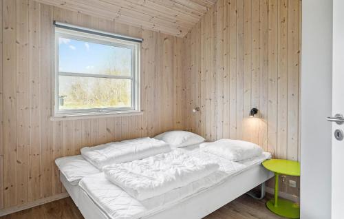 Bøtø ByにあるAwesome Home In Idestrup With 9 Bedrooms, Sauna And Indoor Swimming Poolの窓付きの客室の白いベッド1台