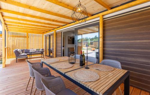 a dining room with a table and chairs on a deck at 2 Bedroom Amazing Home In Banjole in Banjole