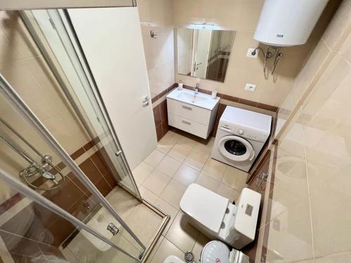 uma pequena casa de banho com WC e chuveiro em Vacation 939 em Durrës
