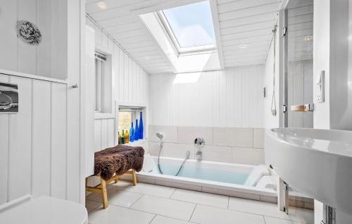 La salle de bains est pourvue d'une baignoire et d'un lavabo. dans l'établissement 3 Bedroom Nice Home In Kalundborg, à Kalundborg