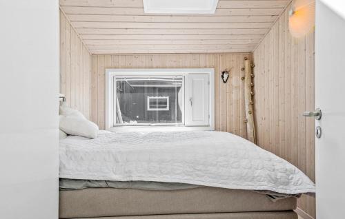 En eller flere senge i et værelse på 3 Bedroom Nice Home In Kalundborg