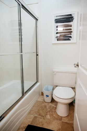 Bilik mandi di Large & Spacious Home, Sleeps 23+ near SLC