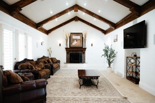 Televisyen dan/atau pusat hiburan di Large & Spacious Home, Sleeps 23+ near SLC