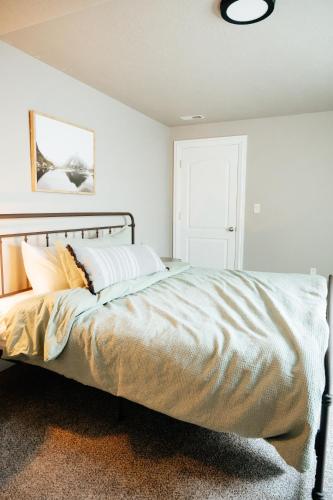 Katil atau katil-katil dalam bilik di Large & Spacious Home, Sleeps 23+ near SLC