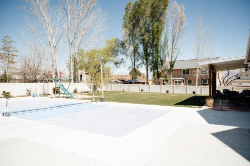 Kolam renang di atau dekat dengan Large & Spacious Home, Sleeps 23+ near SLC