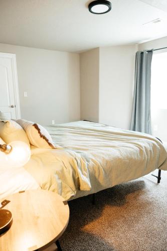 Katil atau katil-katil dalam bilik di Large & Spacious Home, Sleeps 23+ near SLC