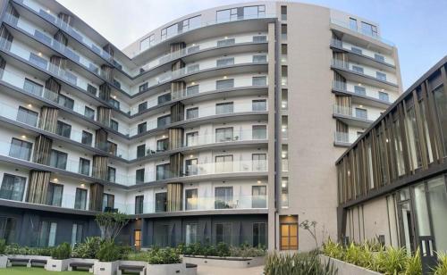 um grande edifício de apartamentos com muitas janelas em The Lennox Suite Room em Acra