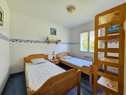 une chambre avec deux lits superposés et une échelle dans l'établissement Charmante maison entre mer et campagne, calme, proche plages, Saint-Michel-en-l'Herm, 4 pers. - FR-1-476-41, à Saint-Michel-en-lʼHerm