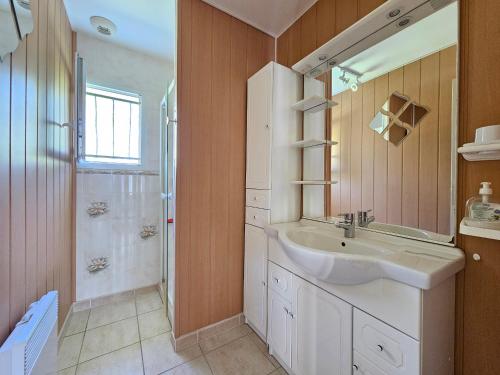 une salle de bain avec un lavabo et une douche dans l'établissement Charmante maison entre mer et campagne, calme, proche plages, Saint-Michel-en-l'Herm, 4 pers. - FR-1-476-41, à Saint-Michel-en-lʼHerm