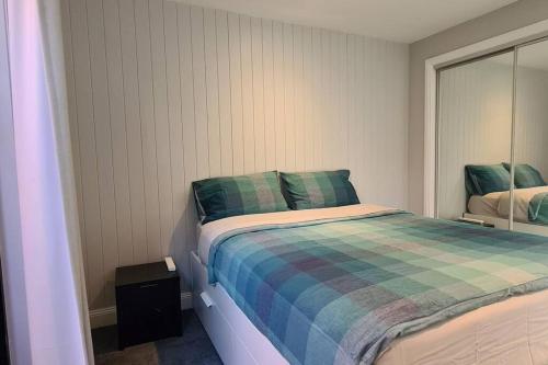 ein kleines Schlafzimmer mit einem Bett und einem Spiegel in der Unterkunft Bon Voyage in Werribee
