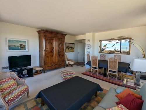 Grand Appartement avec Terrasse, Clim, WIFI et Parking à Arcachon