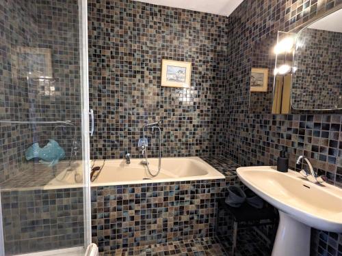 une salle de bain avec une douche, une baignoire et un lavabo dans l'établissement Grand Appartement avec Terrasse, Clim, WIFI et Parking à Arcachon - FR-1-420-144, à Arcachon