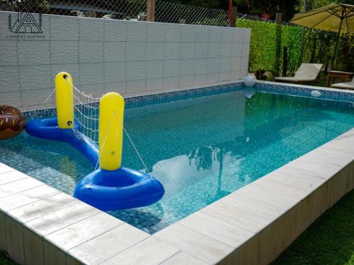 a swimming pool with a blue and yellow at Cabañas Alpinas en Oxapampa in Oxapampa