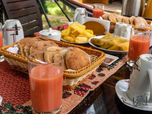 una mesa con cestas de comida y bebida en Cabañas Alpinas en Oxapampa, en Oxapampa
