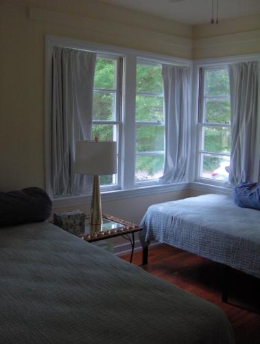 Llit o llits en una habitació de Mid-Century Modern meets Cajun Creole