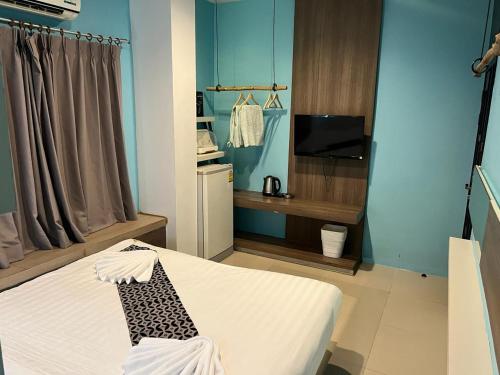 Postel nebo postele na pokoji v ubytování Hotel The Journey Patong New