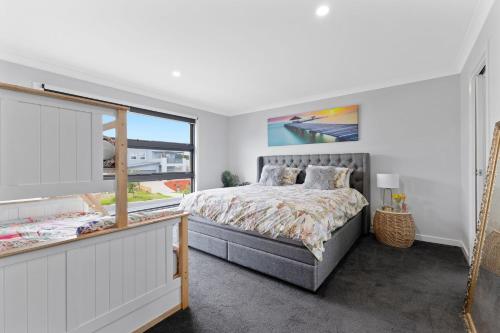- une chambre avec un lit et une grande fenêtre dans l'établissement Luxury Holiday Home, San Remo - Phillip Island, à San Remo