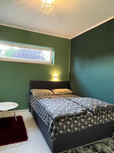 1 dormitorio con cama, mesa y ventana en Guest room 1 en Quickborn
