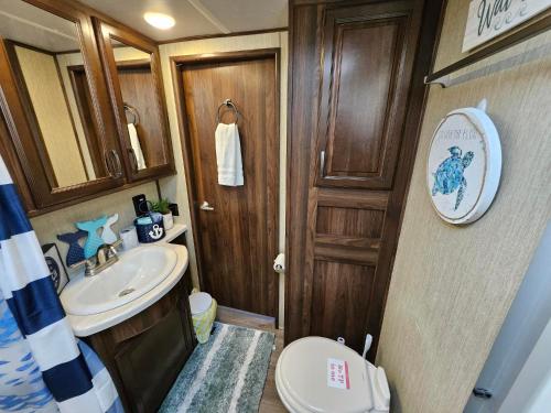 un piccolo bagno con lavandino e servizi igienici di Hailey's Beach-n-Bay RV Resort a Gilchrist