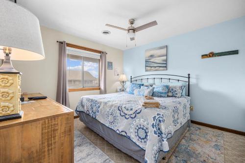 1 dormitorio con cama, escritorio y ventana en Salty Air Retreat, en Myrtle Beach