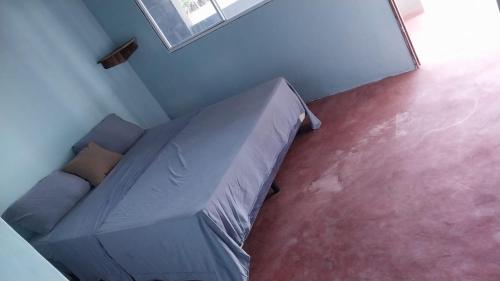 een kleine slaapkamer met een bed in een kamer bij Punta Chilama in La Libertad