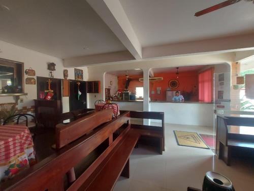 uma sala de estar com um banco e uma cozinha em PLAZA HOTEL MARABÁ em Marabá