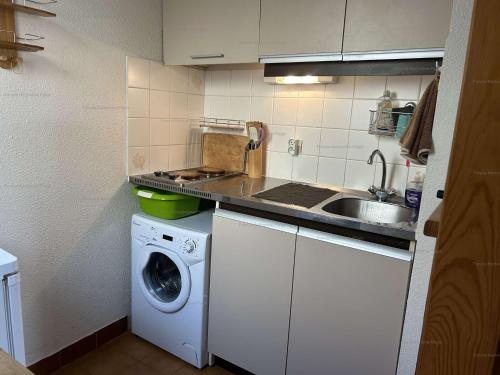 Photo de la galerie de l'établissement Pavillon 2 pièces mezzanine, 4 couchages, terrasse, piscine, proche plage - Narbonne Plage - FR-1-229B-100, à Narbonne