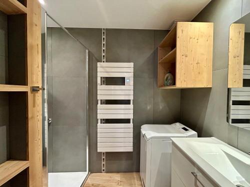 baño pequeño con ducha y lavamanos en Appartement La Clusaz, 3 pièces, 6 personnes - FR-1-437-111 en La Clusaz
