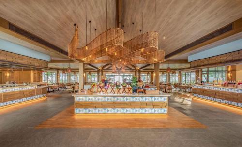 Un restaurante u otro lugar para comer en Fusion Resort and Villas Da Nang - Wellness Inclusive