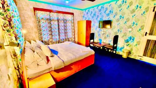 ein Schlafzimmer mit einem Bett in einem Zimmer mit farbenfrohen Wänden in der Unterkunft Diamond cottage in Srinagar