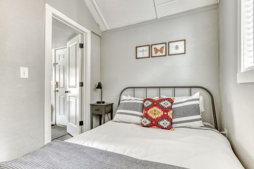 1 dormitorio con cama con almohada en Pet-Friendly Riverfront Cabin with Hot Tub & BBQ - Riverbend 2, en Rhododendron