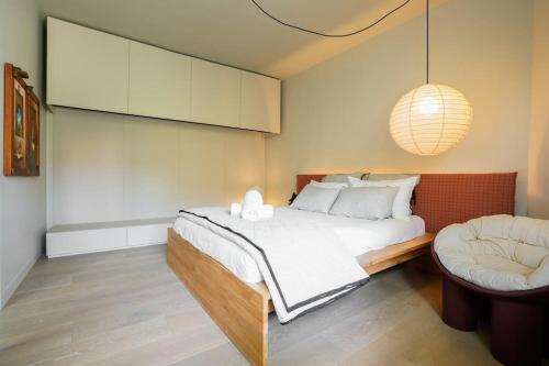 Postel nebo postele na pokoji v ubytování Stratton Heights Lovely Art Deco Sun Filled Apt