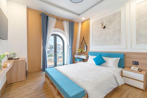 Postel nebo postele na pokoji v ubytování VMT Hotel Da Lat