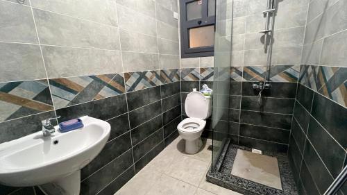ein Bad mit einem Waschbecken und einem WC in der Unterkunft New Chalet Sea & Pool view Ras Sedr شاليه جديد دور ارضي في راس سدر in Ras Sudr
