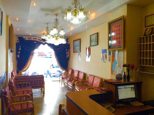 - un salon avec des chaises et un lustre dans l'établissement Al Salam Hotel, à Bethléem