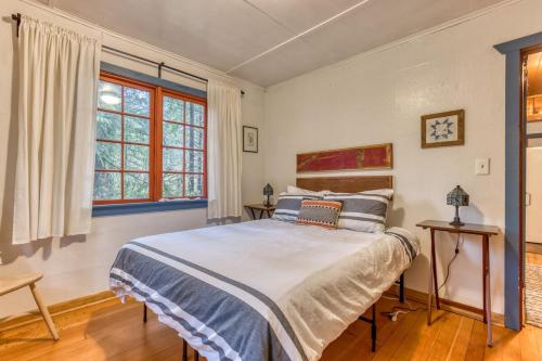 1 dormitorio con cama y ventana en Springbrook · Cozy 2BR Mt. Hood Cabin, Fireplace & Retro Kitchen, en Mount Hood Village