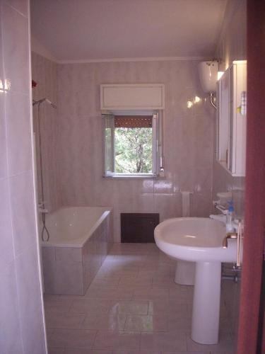 ein Badezimmer mit Waschbecken, Badewanne und Toilette in der Unterkunft Casa Siciliana Altarbiah in Trabia