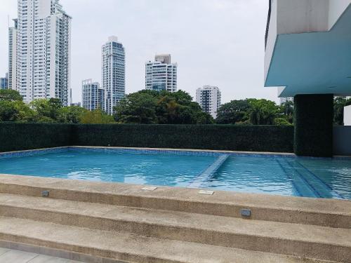 a swimming pool in a city with tall buildings at Hermoso Apartamento ven de trabajo o turismo te va a encantar in Panama City