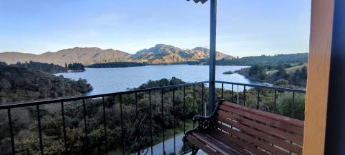 einen Balkon mit einer Bank und Flussblick in der Unterkunft Neusa Mi Bello Amanecer in Tausa Viejo