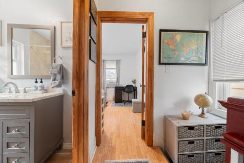 una cucina con lavandino e una porta per un corridoio di Comfy and Convenient Room in NY a Jamaica