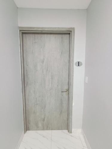 a door in a room with a white wall at Hermoso Apartamento ven de trabajo o turismo te va a encantar in Panama City