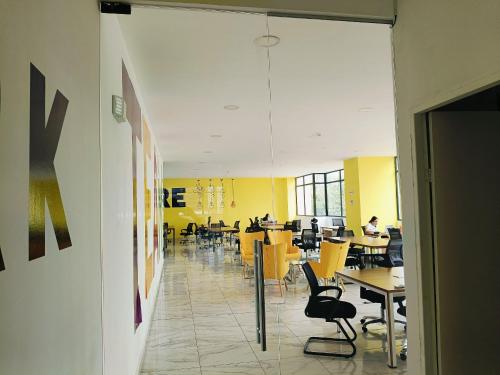 a dining room with yellow chairs and tables at Hermoso Apartamento ven de trabajo o turismo te va a encantar in Panama City