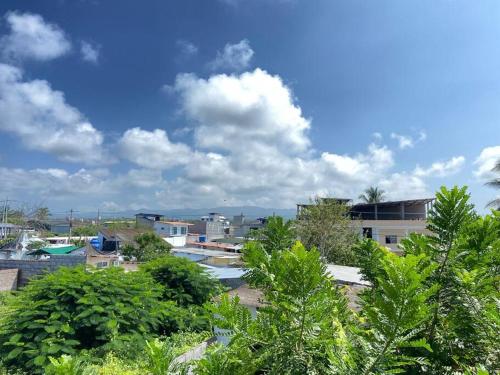 widok miasta z drzewami i budynkami w obiekcie Galápagos Oasis w mieście Puerto Ayora